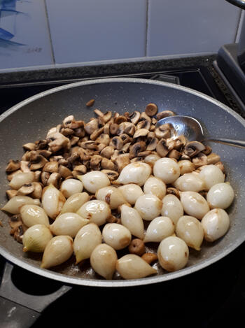 Haas met chocolade, zilvervliesuitjes en champignons 8