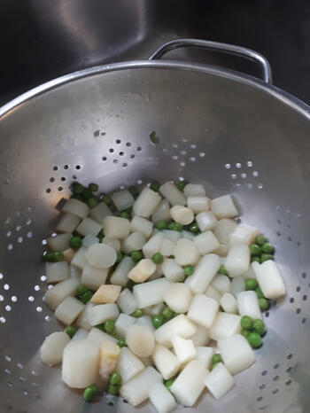 Koude salade met kipfilet, asperges en feta 4