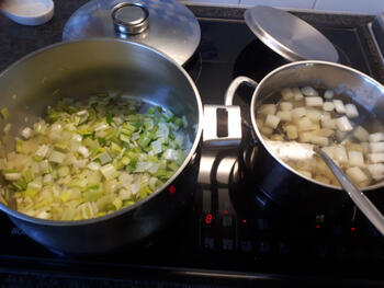 Koude Vichyssoisesoep met asperges en gerookte forel 4