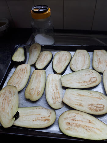 Lasagne met aubergine, gehakt-tomatensaus en kaassaus 3