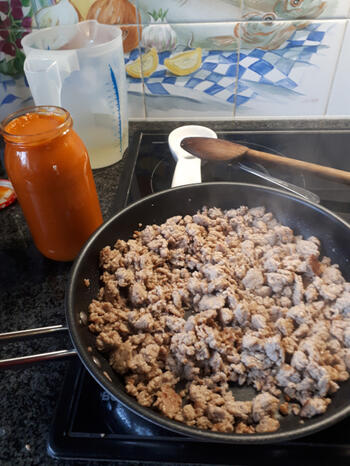 Lasagne met aubergine, gehakt-tomatensaus en kaassaus 4