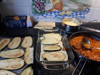 Lasagne met aubergine, gehakt-tomatensaus en kaassaus 7