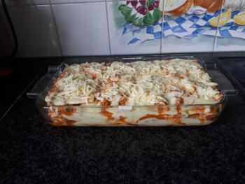 Lasagne met aubergine, gehakt-tomatensaus en kaassaus 8