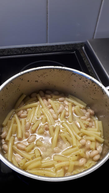 Maaltijdsoep: pittige pastasoep met spekjes, paprika en witte bonen 6