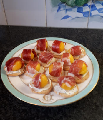 Mango met gerookte ham en kruidenkaas op een toastje 2