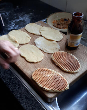 Met chocoladesaus gevulde wafeltjes 4