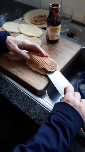 Met chocoladesaus gevulde wafeltjes 5