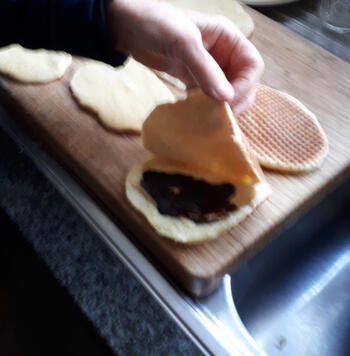 Met chocoladesaus gevulde wafeltjes 6