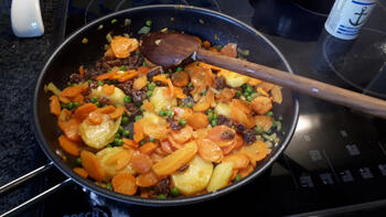 Ovenschotel met zalm, wortelen, rozijnen en erwten 3