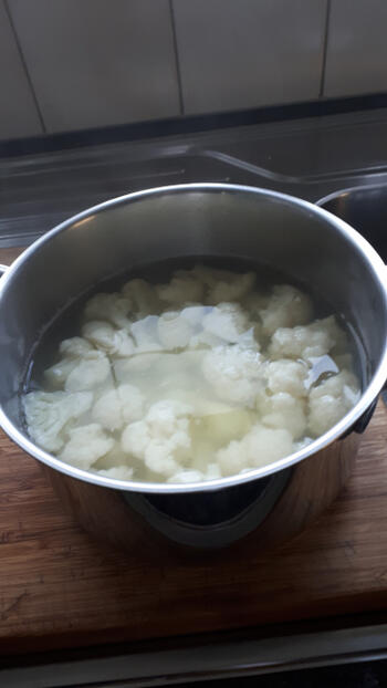 Ovenschotel van bloemkool, aardappelen en worst 4