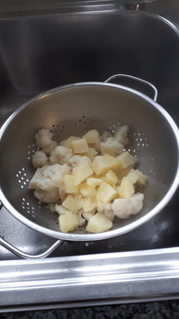 Ovenschotel van bloemkool, aardappelen en worst 5