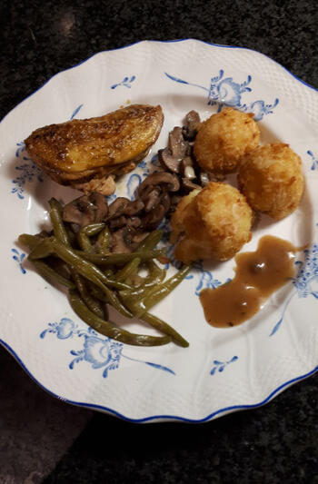 Parelhoenfilet met portosaus, champignons, prinsesboontjes en amandelkroketjes 8