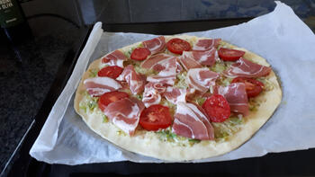 Pizza met prei, pancetta en kruidenkaas 6