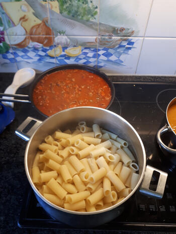 Rigatoni met gehakt, wortel, paprika en tomatensaus 5