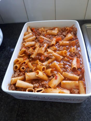 Rigatoni met gehakt, wortel, paprika en tomatensaus 6