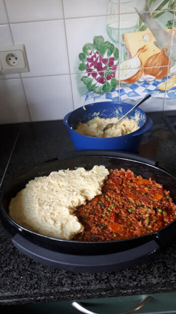 Shepherd's pie of ovenschotel met gehakt, groenten en aardappelpuree 6