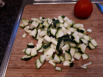 Vegetarische wok van noedels en courgette 2