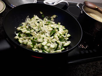 Vegetarische wok van noedels en courgette 4