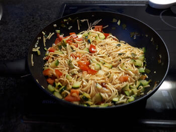 Vegetarische wok van noedels en courgette 5