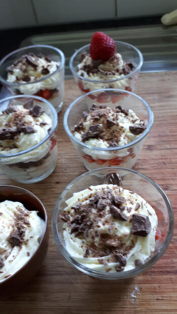 Witte chocolademousse met aardbeien 5