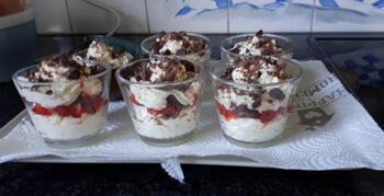 Witte chocolademousse met aardbeien 6