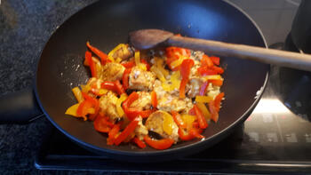 Wok van kalkoenblokjes, paprika, mango en rijst 8