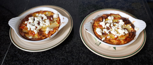 Omelet in ovenschaaltjes met aardappelen, asperges en paprika 1