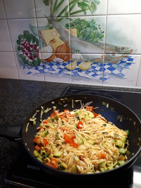 Vegetarische wok van noedels en courgette 1