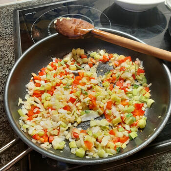 Farfalle in een romig sausje met prei, paprika en scampi 4