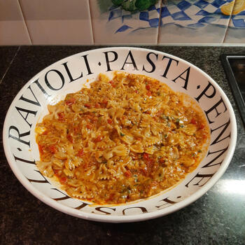 Farfalle in een romig sausje met prei, paprika en scampi 7