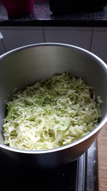 Gemarineerde witte spitskoolsalade of witte coleslaw 3