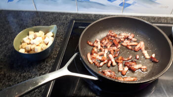 Romige erwtensoep met spekjes en croutons 2