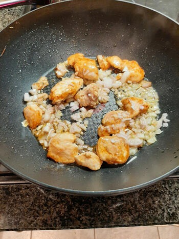 Wok gerecht: rijstnoedels met kippenblokjes en prei 4
