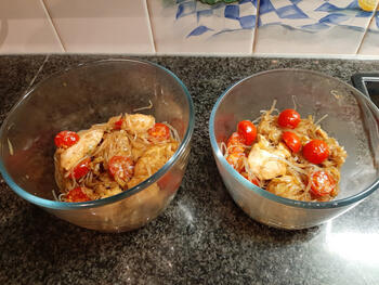 Wok gerecht: rijstnoedels met kippenblokjes en prei 6