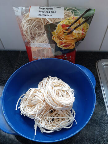 Wok met rogvleugelreepjes, champignons, paprika en noedels 5