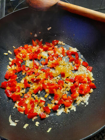 Wok met rogvleugelreepjes, champignons, paprika en noedels 6