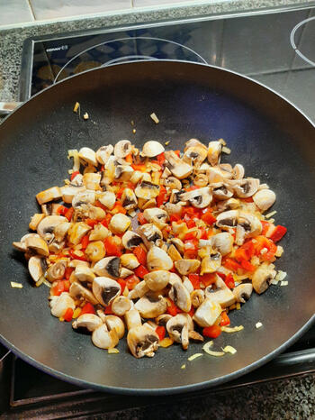 Wok met rogvleugelreepjes, champignons, paprika en noedels 7