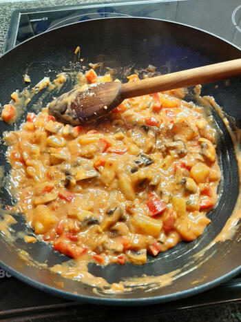 Wok met rogvleugelreepjes, champignons, paprika en noedels 8