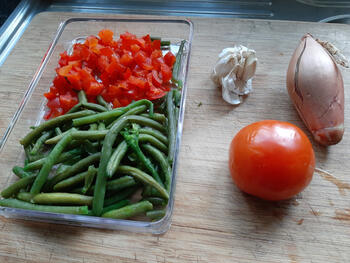 Wokken met kabeljauw, prinsesboontjes, paprika en noedels 2