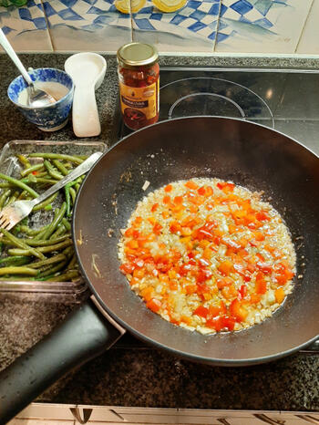 Wokken met kabeljauw, prinsesboontjes, paprika en noedels 6