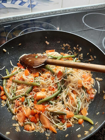 Wokken met kabeljauw, prinsesboontjes, paprika en noedels 8