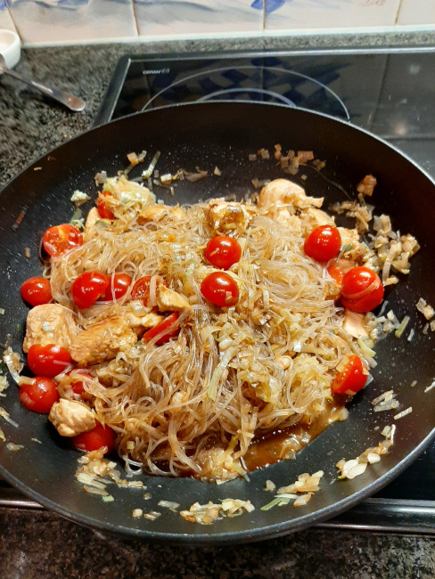 Wok gerecht: rijstnoedels met kippenblokjes en prei 1