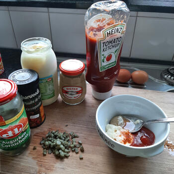 Burgerbroodje met ontbijtspek en ei 2