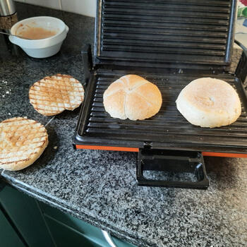 Burgerbroodje met ontbijtspek en ei 6