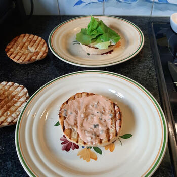 Burgerbroodje met ontbijtspek en ei 7
