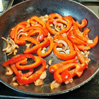Hongaarse lecso          Stoofschotel met uien, paprika, tomaten en kalkoenfilet 5