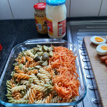 Koude spirelli met groentjes, tv-worstjes, eieren en soepballetjes 4