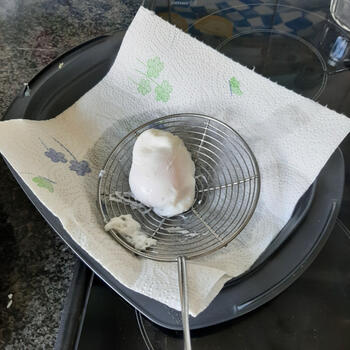 Asperges garen in de magnetron met rijst, gepocheerd ei en botersaus 4