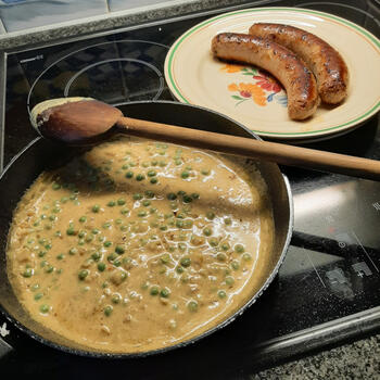 Braadworst met erwten, broccoli en aardappelpuree 3