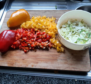 Cannelloni gevuld met vis en gemengde groenten, saus en scampi 2